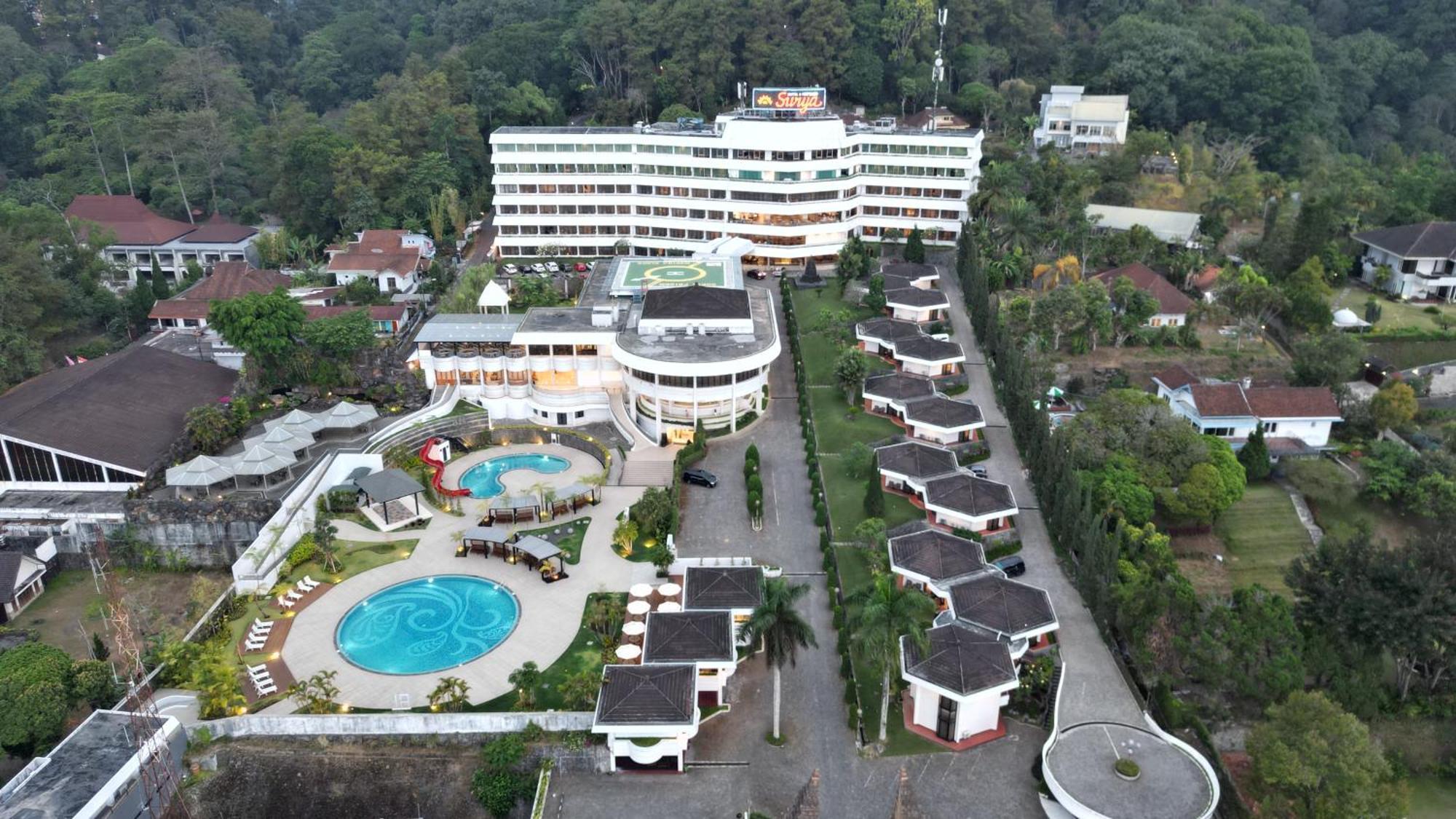 Surya Hotel & Cottages Prigen Экстерьер фото