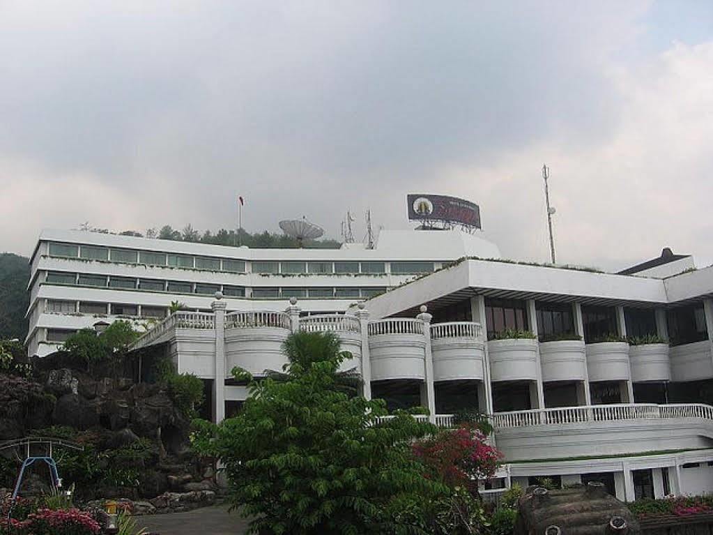 Surya Hotel & Cottages Prigen Экстерьер фото